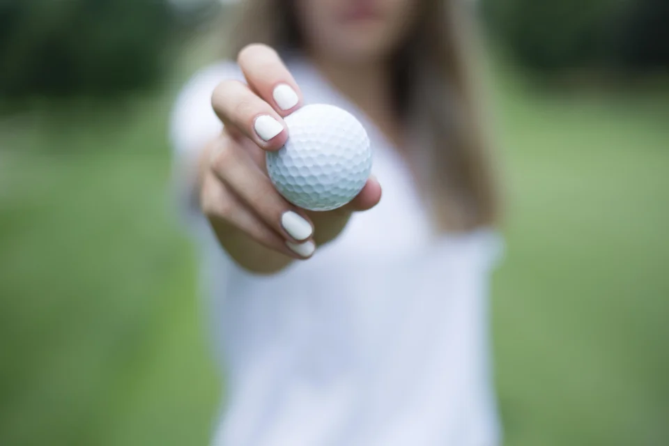 Golfbal gepresenteerd in een hand, klaar voor eigen ontwerp